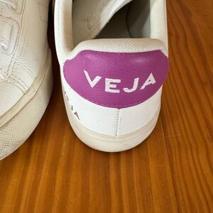 Veja sneaker with velcro closure. Magenta accent